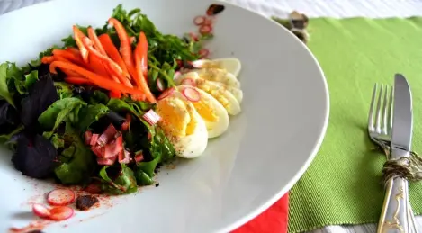Mezcla de ensalada con rábano y huevo