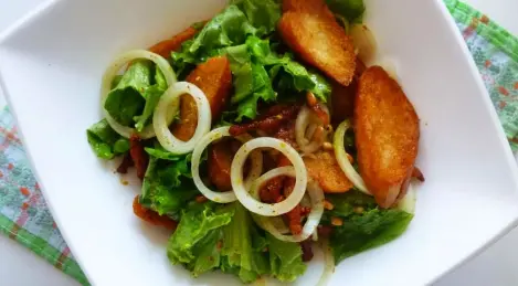 Salad with bacon, croutons and pine nuts