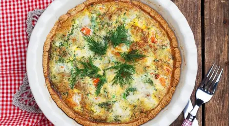 Quiche mit rotem und weißem Fisch