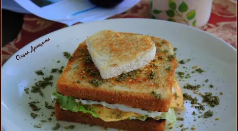 Sandwich aux œufs et au fromage