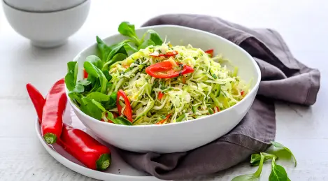 Ensalada de col y pepino con menta