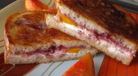 Sandwich with peaches, goat cheese and raspberry jam