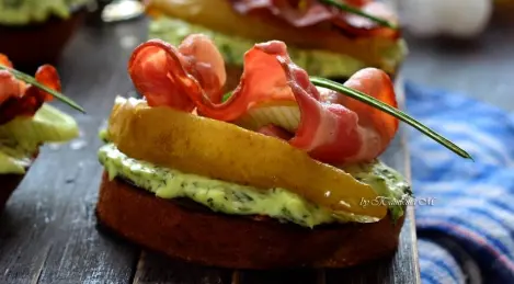 Sandwich ouvert au bacon et poire caramélisée