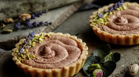 Tarts with pistachio paste, salted caramel and whipped chocolate ganache