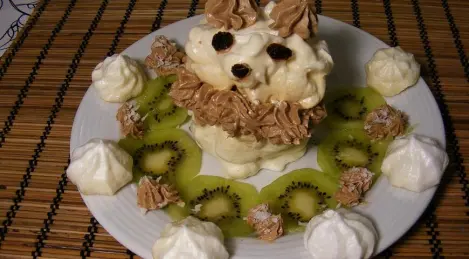 Meringue cake with chocolate cream "Hawaiian Bear"