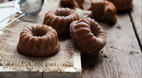 Cupcakes con scaglie multicereali, noci e mele