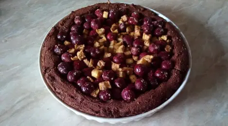 Würziger Kirsch-Apfel-Kuchen auf Schokoladenteig mit Nüssen und Rosinen