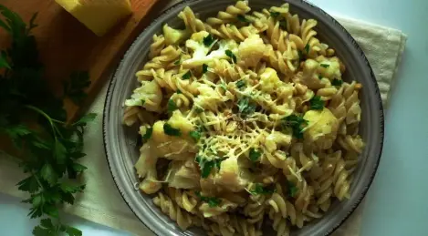 Pasta with cauliflower, raisins and pine nuts