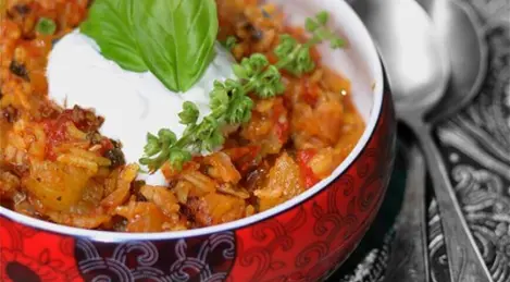 Courgettes avec riz et sauce au yogourt turc