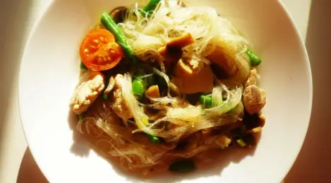 Funchoza with chicken and vegetables