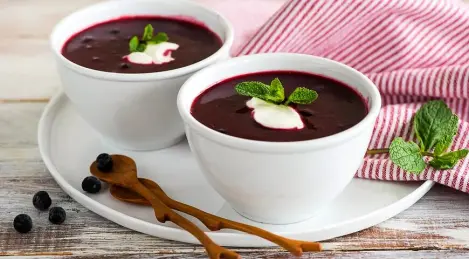 Zuppa fredda estiva di ribes nero