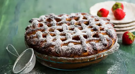 Yeast cake with strawberries