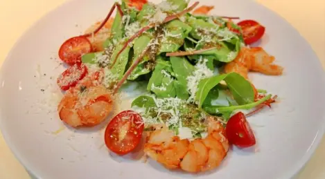 Warm salad with shrimps