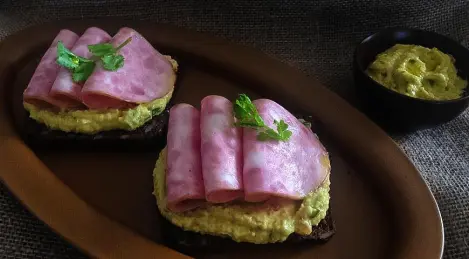 Sandwich au jambon et pâte d'avocat