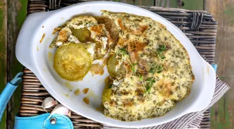 Zucchini baked in sour cream