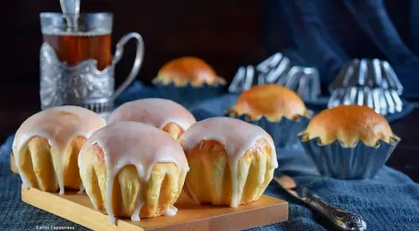 Buns with raisins from yeast dough