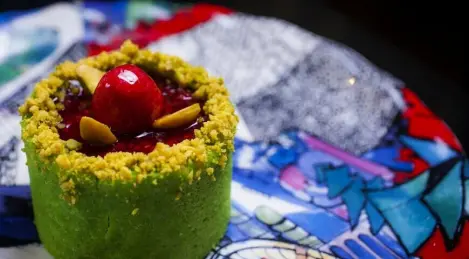 Pastel de frambuesa y pistacho