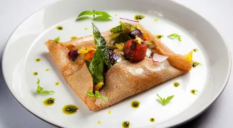 Buchweizenpfannkuchen mit Ratatouille und Kirschconfit von Régis Trigel