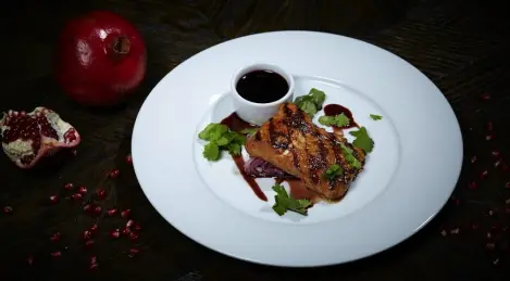 Esturión a la parrilla ligeramente marinado en jugo de granada