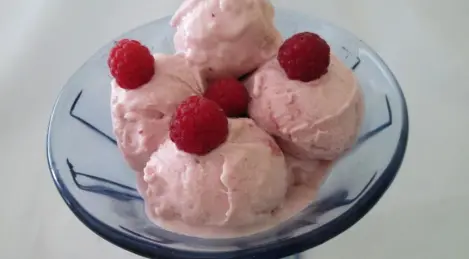Ice cream "Raspberry with cream" with candied ginger
