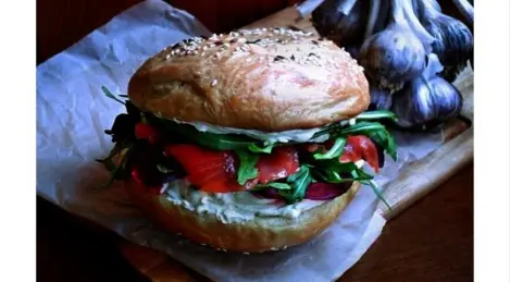 Bagel au saumon fumé et betteraves sauce curry