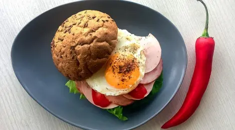 Hamburger con uova fritte e affettati
