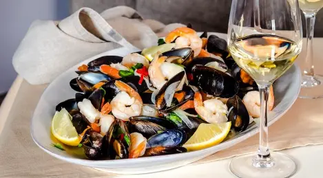 Mussels and shrimps in sauce