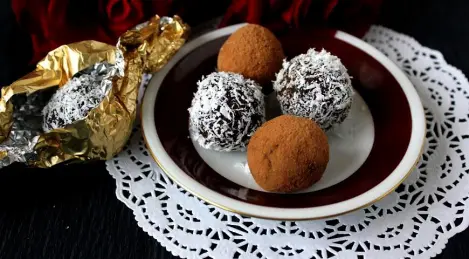 Vegan dates and carob candies