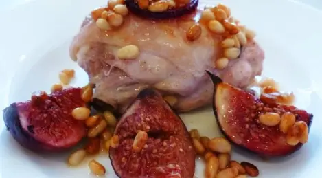 Hühnchen mit Feigen und Pinienkernen