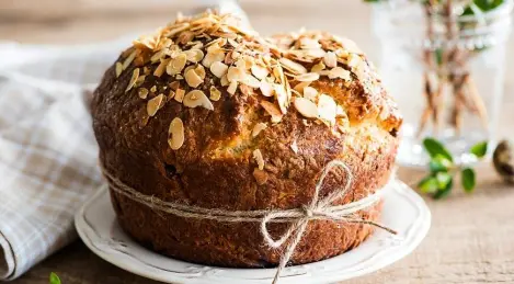 Honey cake with raisins