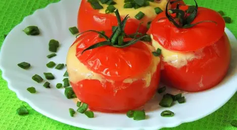 Tomates au fromage et œuf, cuites au micro-ondes
