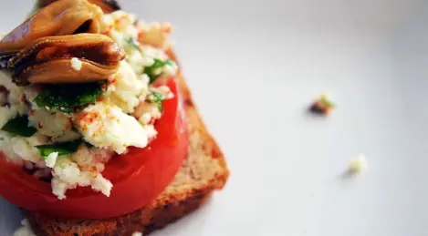 Bruschetta with smoked mussels
