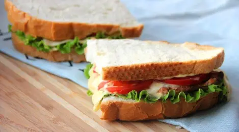 Sandwich Keta avec sauce au miel et à la moutarde