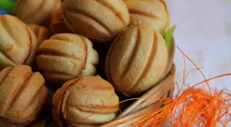 Nuts with condensed milk