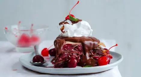 Pfannkuchenkuchen Betrunkene Kirsche in Schokolade