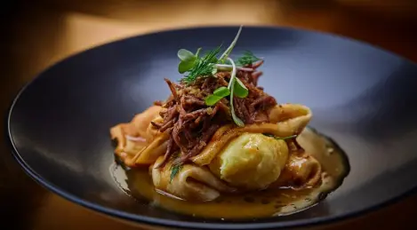 Pancakes with beef tenderloin, leek and meat sauce Zhu