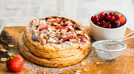 Pastel de capas con fresas