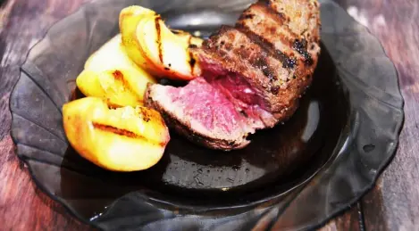 Filete a la parrilla con melocotones y albaricoques