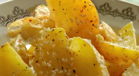 Patatas al horno con salsa de mostaza y semillas de sésamo