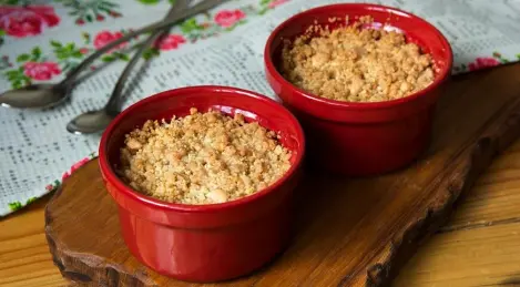 Mandel-Pistazien-Crumble mit Birnen
