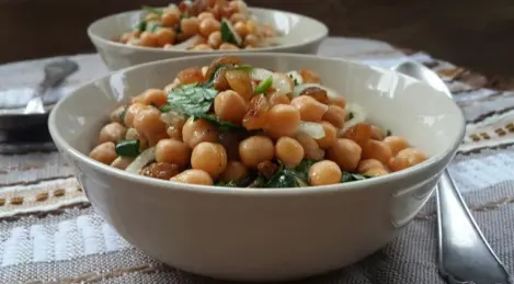 Salad with chickpeas and raisins