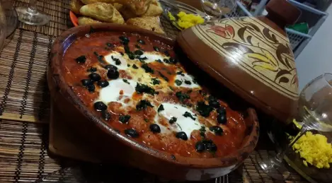 Tagine fritto (kyufta con uovo) in salsa di pomodoro piccante