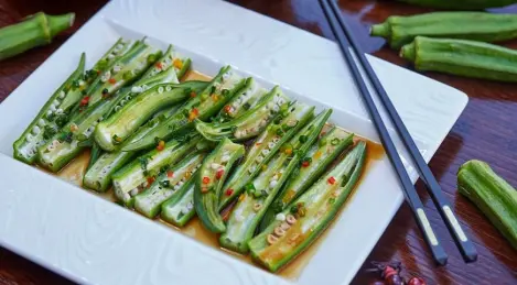 Ensalada tibia de okra fresca