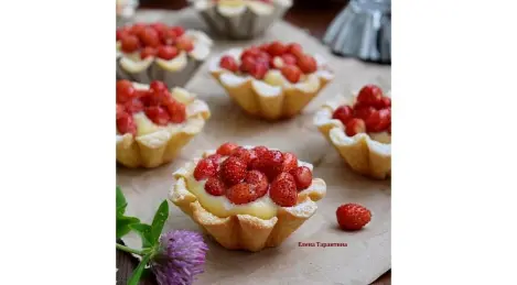 Baskets with custard and berries