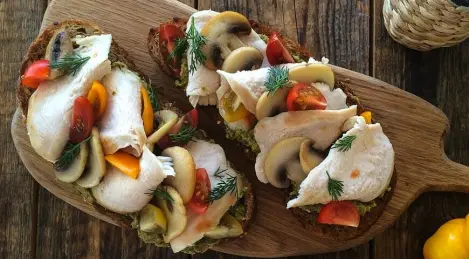 Sandwich au filet de poulet et aux champignons