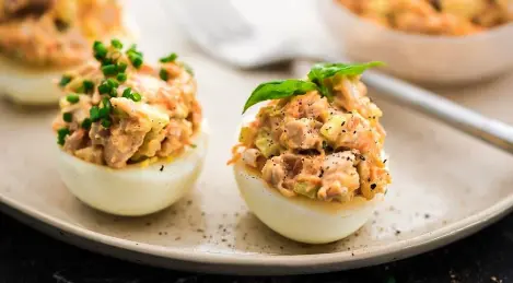 Oeufs farcis au poulet et légumes