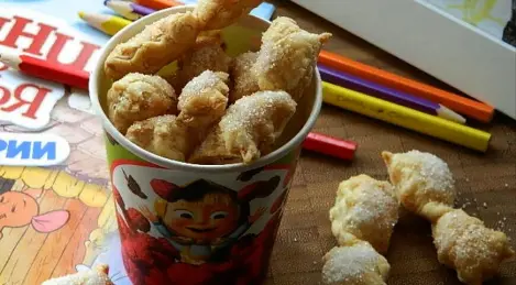 Blätterteigbögen mit Zucker