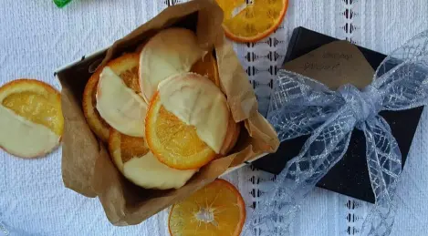 Chips de naranja en chocolate blanco