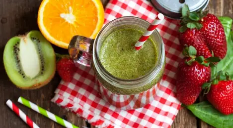 Smoothie vert aux fraises