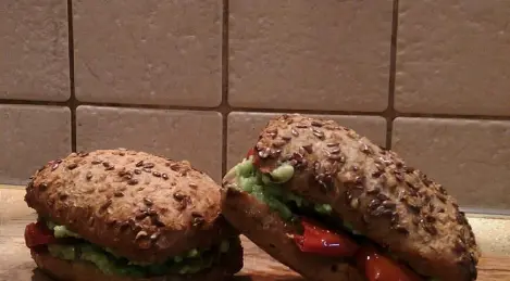 Panino con avocado e pomodori secchi